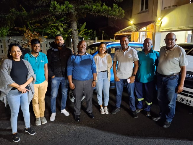 Benevoles de panagora devant l'Abri de nuit de Saint Jean